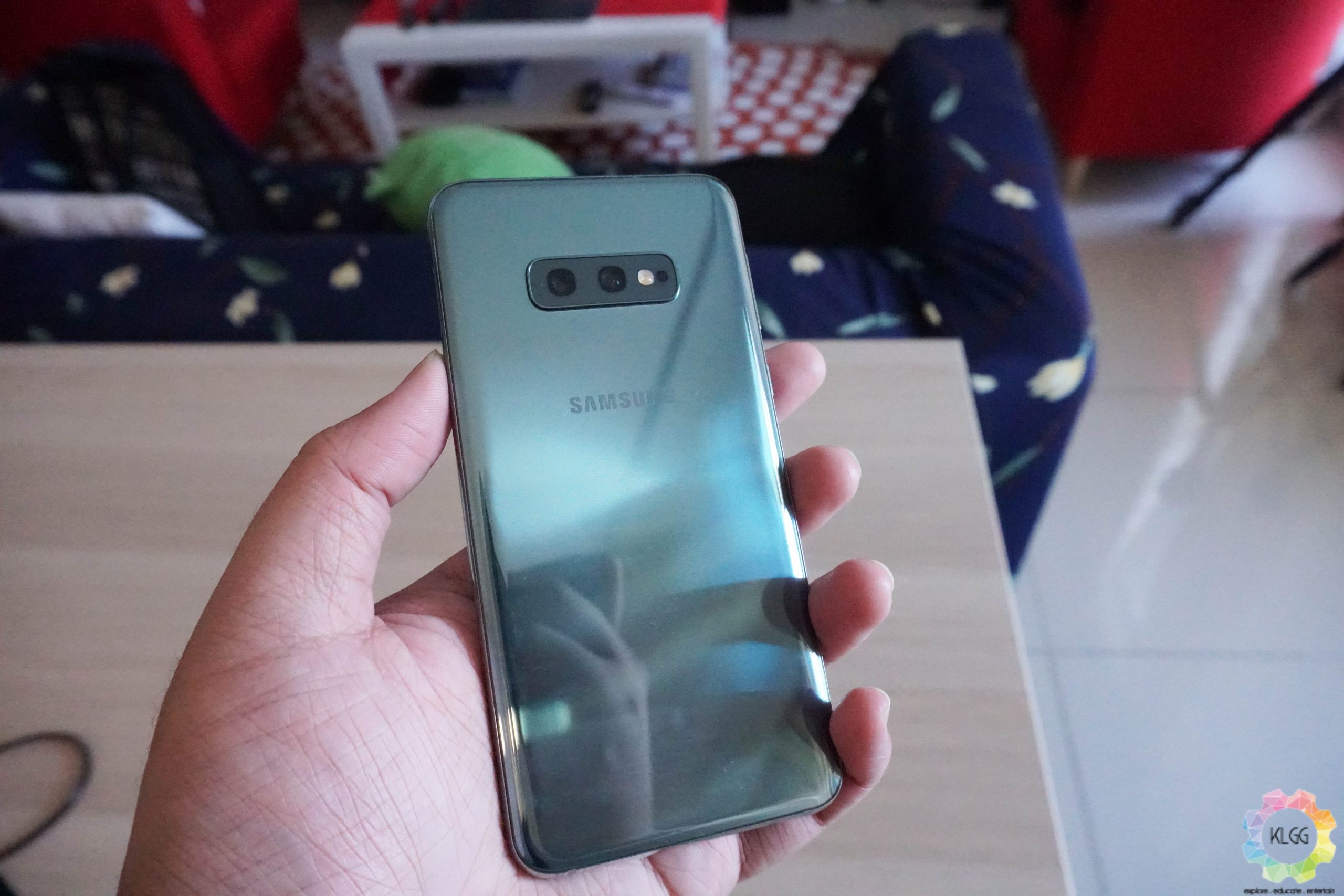 Samsung Galaxy S10e Review Smaller Cheaper But Just As Good Klgadgetguy