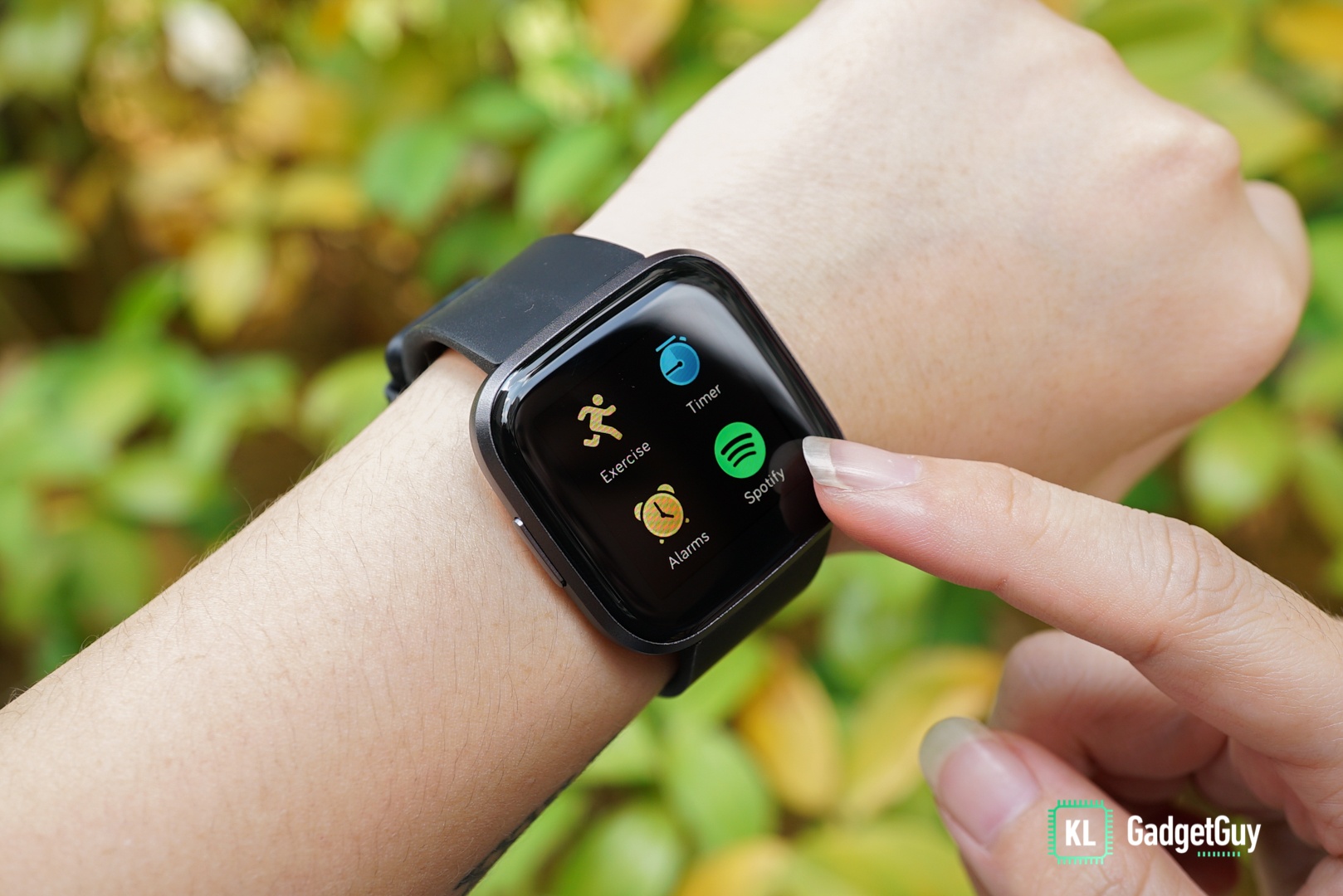 FItBit versa 2 wearing on wrist tap