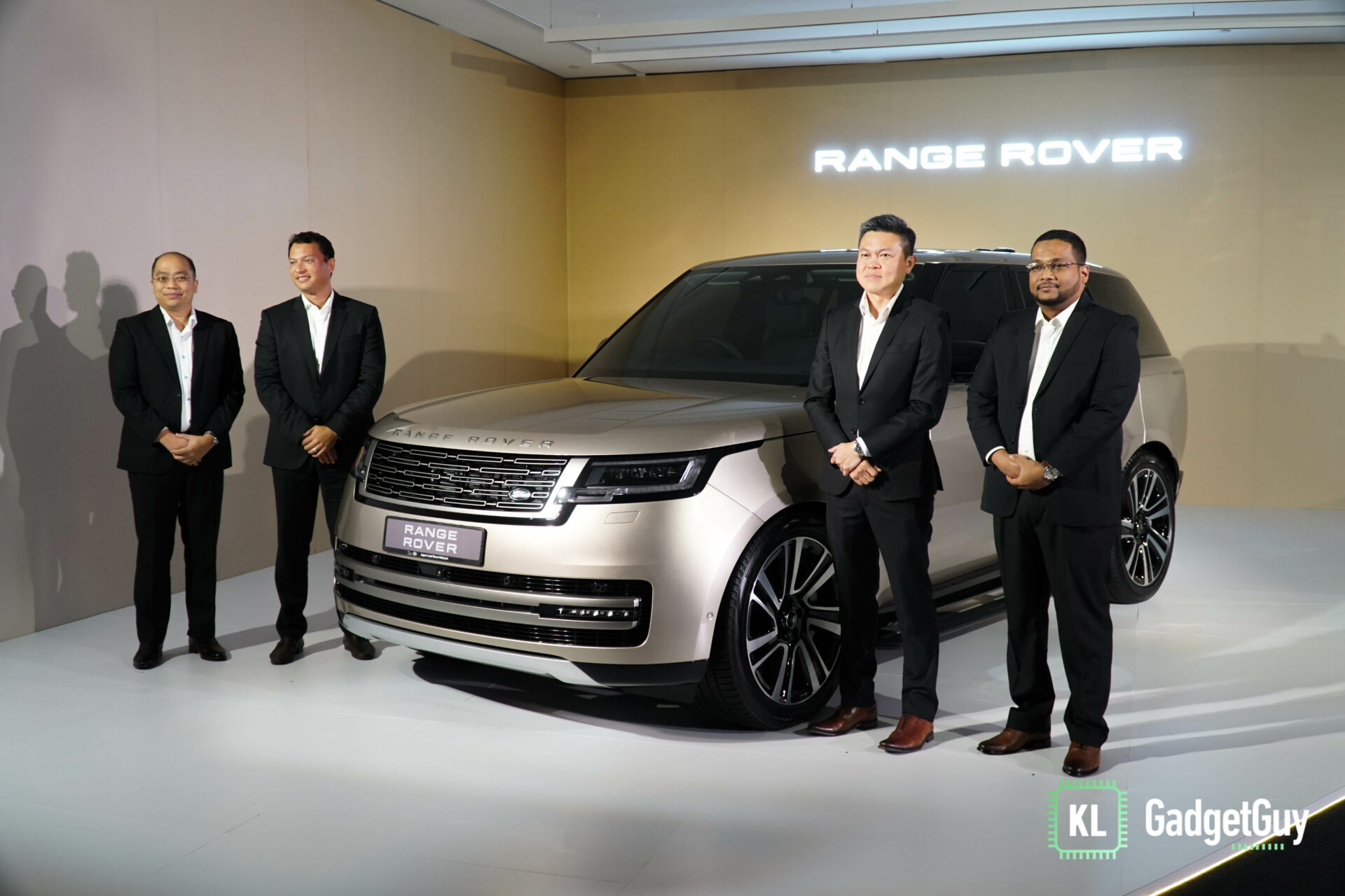 https://klgadgetguy.com/wp-content/uploads/2023/02/rangeroverl460-launch-001.jpg