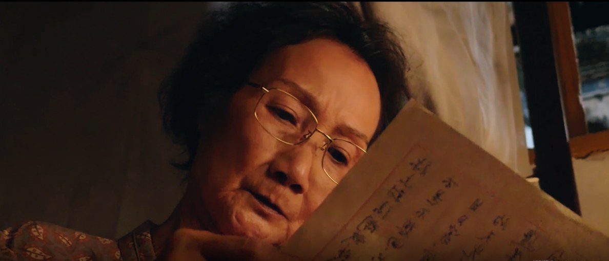 Grandmother reading a letter in The Sea Between Us, filmed on HONOR Magic9 Pro Max