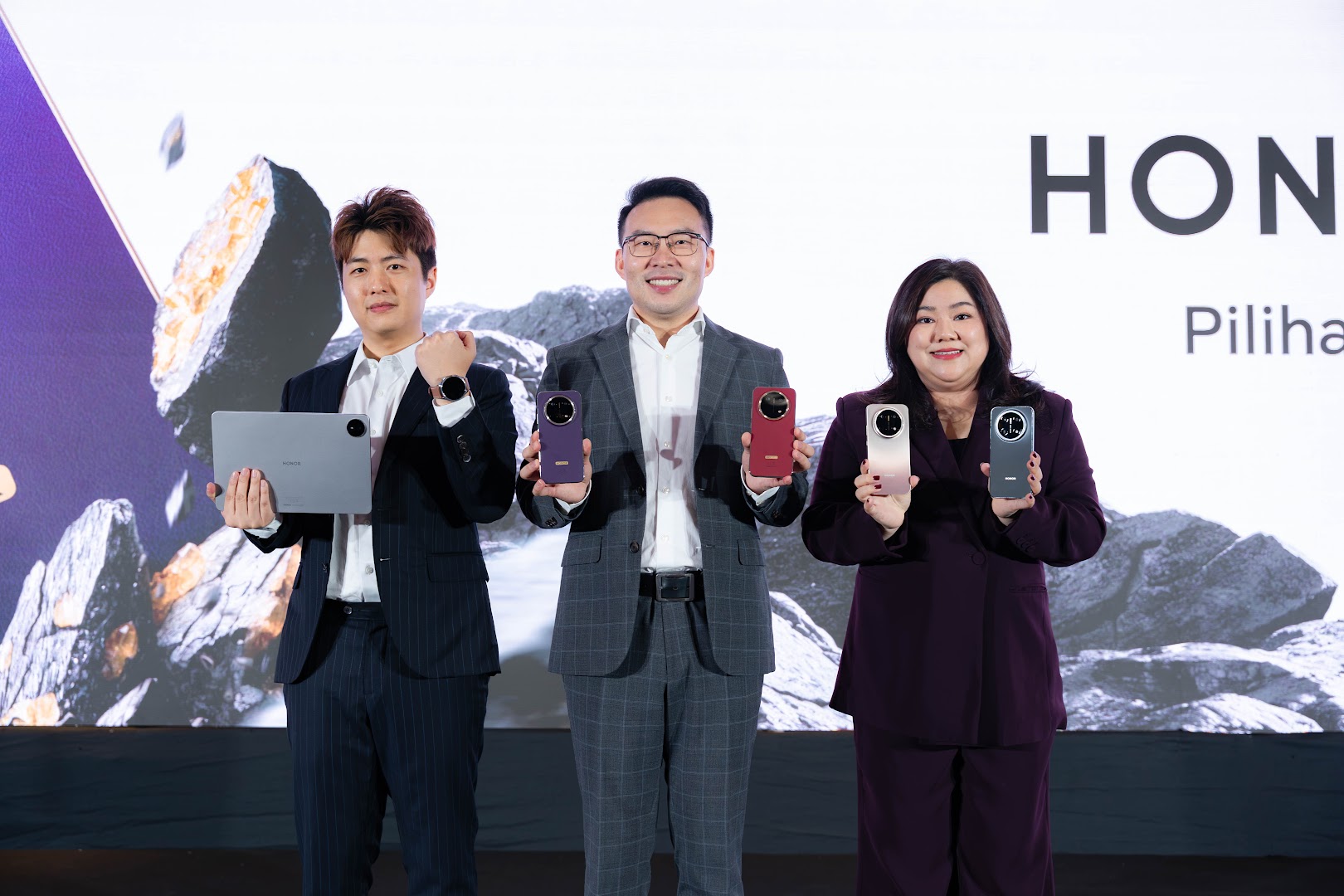 HONOR Malaysia executives presenting the HONOR X9e Pro, Pad 20 and Watch 6 at the launch