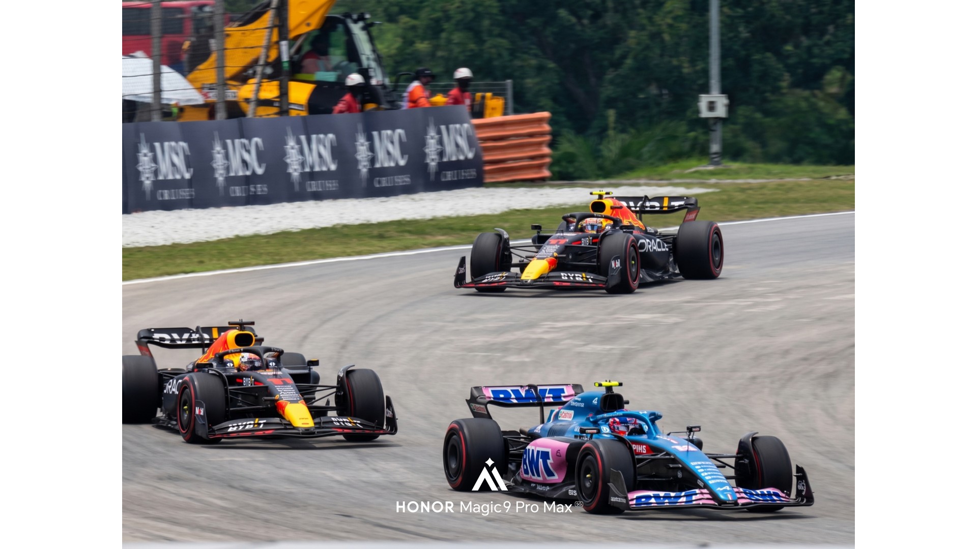 Motorsport camera sample supplied by HONOR showing racing cars on a circuit