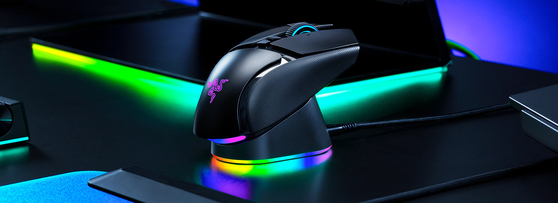 Razer Mouse Dock V2 Pro charging a compatible Razer gaming mouse